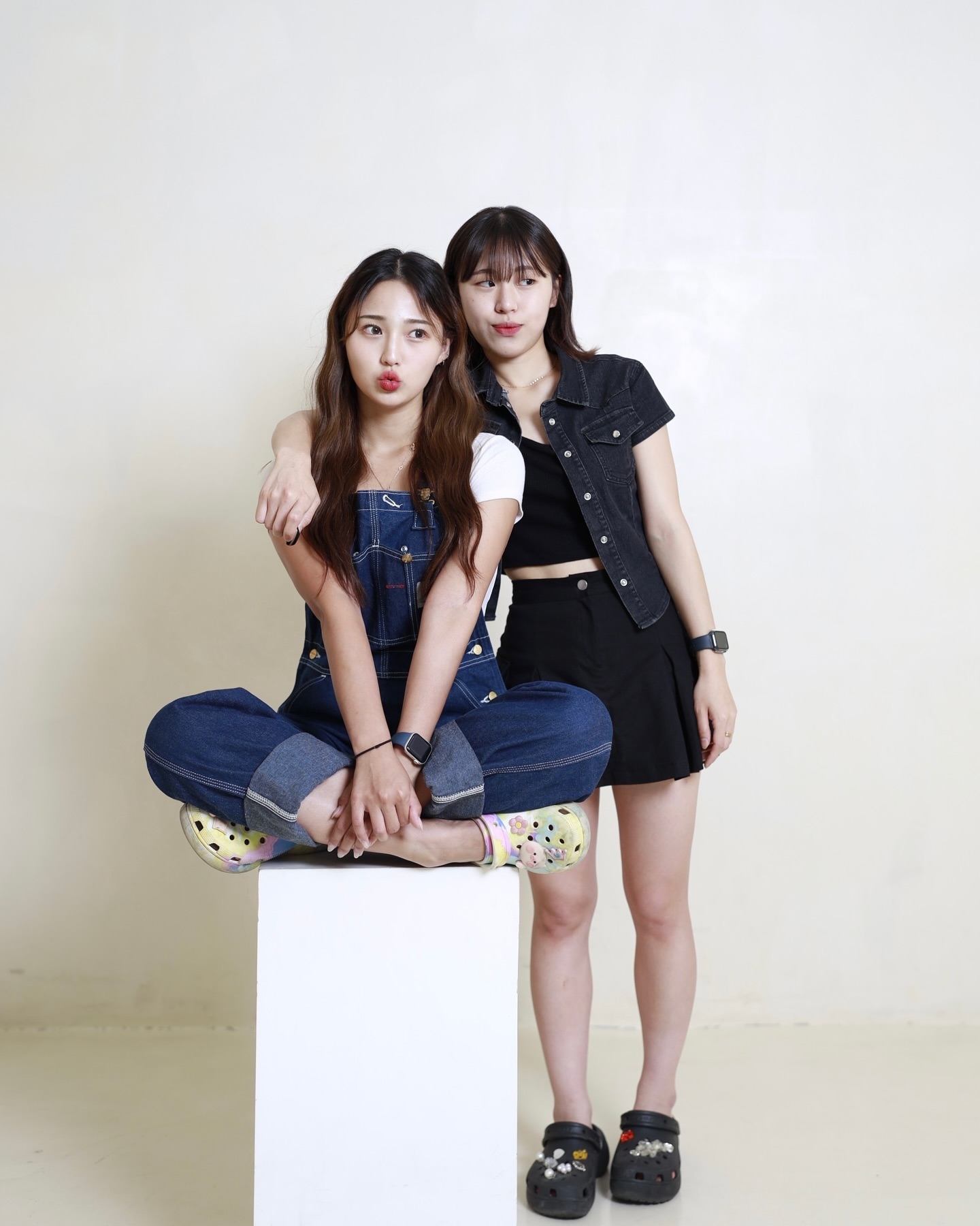 photo_date_ 

키가 작은 쏭을 위해
앉고. 숙이고 

카와이한 우리 둘🫶🏻