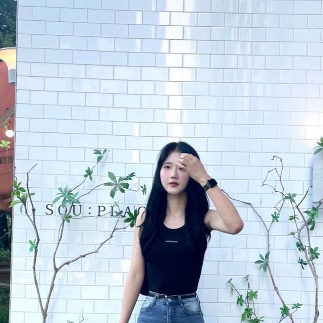 수연 on Instagram: "#광고 #협찬 @right_here_women . . 어디서든 잘 어울리는 #righthere 소가죽 벨트🩵 #롸잇히어 #소가죽슬림벨트 #패션모델 #패션계정 #ootd #dailylook"