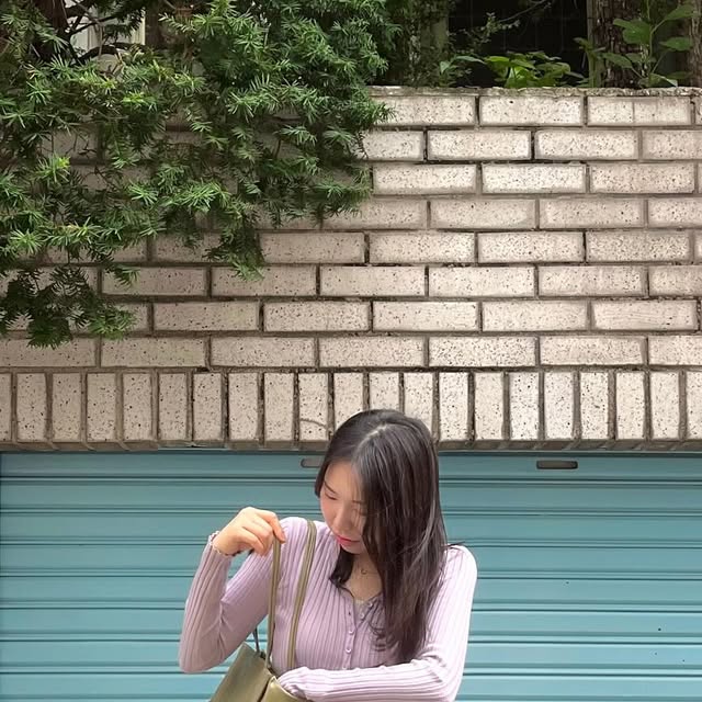 나연 on Instagram: "#광고 @vivabrown_official 

깔끔하고 새하얀색의 벌룬핏 형태의 스커트 💗

부담스럽지 않은 적당한 볼륨감으로 페미닌한 스타일에 딱이에요 .. 💖

#비바브라운#하의#스커트#치마#프릴#스커트추천#페미닌#러블리#vivabrown#skirt#bottom#fashion#ootd#벌룬스커트"