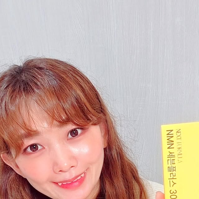 이은경 leeeunkyung Jenny on Instagram: "#광고 #NMN #NMN세븐플러스3000스위티
#미국산 식물성 NMN#효모배양분말#슬로우에이징#저속노화#달콤한 오렌지맛#상큼한 오렌지맛#넥스트포뮬러#세븐플러스#NEXT FORMULA#스위티#맛있는#7가지 부원료#부스팅 원료#프테로스틸벤#프리미엄 원료#간편한 섭취#스틱타입#스틱포#당류1%#위생적인#노화#엔엠엔

노화에 도움되는 건강기능식품 소개시켜드릴게요
바로 ' NMN 세븐플러스 3000 스위티 '입니다
NMN은 20대 이후 급격히 감소하는 체내 NAD+ 농도를 보충할 수 있는 성분으로 각광받고 있어요
'넥스트포뮬러'는 NMN을 핵심 원료로 하는 NMN 전문 브랜드로, 그 첫 번째 제품으로 'NMN 세븐플러스 3000 스위티'를 출시했어요

☆ NMN의 작용을 돕는 7가지 부원료, △프테로스틸벤 △퀘르세틴 △진세노사이드 △글루타치온 △니코틴산아미드 △인디안구스베리 △모링가잎을 함유해 NMN과의 시너지 효과를 극대화!!

★ '맛있는 슬로우에이징'을 슬로건으로 내건 '넥스트포뮬러'는 상큼달콤한 맛이지만 당류가 1% 들어간 것으로 편하고 맛있게 그리고 건강하게 섭취하기!!

※ 이번 신제품은 1포당 NMN 100mg을 함유하고 있으며, 한 박스(30포) 기준 총 NMN 함량은 3,000mg!! 

♡ 휴대하기 쉽고 편하게 1포 섭취 해주면 끝!!"