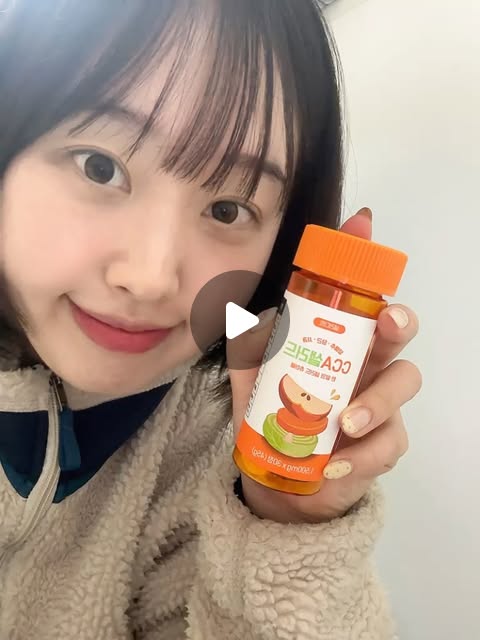간호사 하롱이 👩‍⚕️💉 on Instagram: "#광고

다이어트 하다 보면
꼭 한 번씩 오는 정체기… 😩

식단도 그대로, 생활도 똑같은데
유독 이 시기에는 변화가 없어서
괜히 더 스트레스 받게 되더라구요

저도 요즘 딱 그 시기라
무리하게 줄이기보다는
루틴을 조금 바꿔보는 중이에요 👀

#샐러디트 CCA 샐러드 캔디

당근🥕 양배추🥬 사과🍎
이 조합 그대로 한 알에 담겨 있어서

평소에 채소 챙겨 먹기 힘들 때
간식 대신 가볍게 먹기 좋고,

👉 식이섬유 챙기면서 부담 없이 관리 가능
👉 물 없이 씹어먹는 타입이라 간편함까지 👍

특히 근무하면서 바쁠 때는
제대로 챙겨 먹기 힘든데
이건 하나씩 꺼내 먹기 편해서
요즘 자주 손이 가는 것 같아요 🏥

정체기 때는
억지로 더 줄이기보다
이렇게 루틴 유지하는 게 더 중요한 느낌…

일단 한 달 꾸준히 해보면서
변화도 같이 기록해보려구요 🙂

#클렌즈다이어트 #붓기관리 #홈케어다이어트"