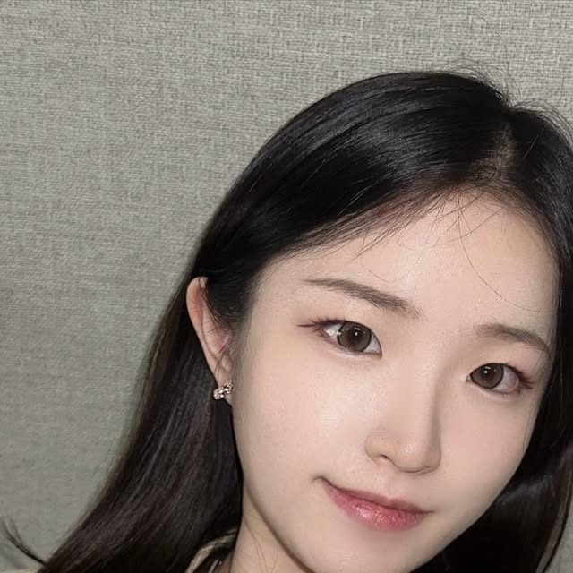 𝑯𝒂𝒆𝒍𝒊𝒏 on Instagram: "오로라 렌즈에서 이름도 귀여운 제품들 보내주셨어요 ꢭ

데일리 컬러로 많이 사용 할수 있는 미유 쿤 브라운 과
살짝 더 밝아서 꾸안꾸로 끼면 좋을 것 같은 미유 키튼 베이지 

편하게 사용 할수 있어서 죠와용 ☺️🫶🏻

#광고#OLOLA#자연스러운렌즈#써클렌즈
#컬러렌즈#오로라렌즈#idiff#아이디프
#학생렌즈#하이라이트렌즈"