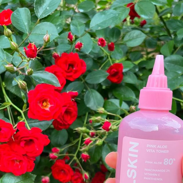 장혜주 on Instagram: "#광고#에이프릴스킨#@aprilskin_korea#핑크알로에#핑크알로에토너# 비타토너#토너#스킨#저자극토너#진정토너#약산성토너#피부진정#피지#피지제거#알로에#데일리토너#토너추천#피지개선"