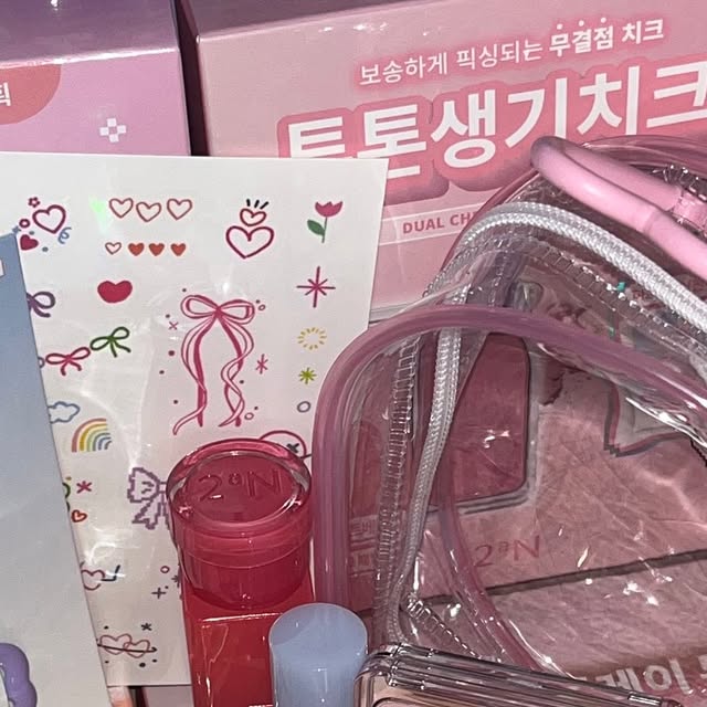 외계원숭이👽 on Instagram: "#광고 NEW 투에이엔 러브 버블 컬렉션🫧

8월 올영픽! 새롭게 출시된 러브 버블 컬렉션
지금 바로 올영에서 만나보세요💕

🩷러브 버블 컬렉션 리스트🩷

📌 글레이즈 바운싱 틴트
  15호 피치버블 
  16호 슈가버블
📌배러 미 아이 팔레트
  16 버블캔디
📌 듀얼 치크
  16 핑크 텐션
  17 버블 하트
📌퓨어 글래시 하이라이터
  IV01 슈가 베일 

#올영픽 #올리브영추천템 #올영필수템 #러브버블컬렉션 #롱웨어링파운데이션미니 #컬러플레이듀얼라이너"