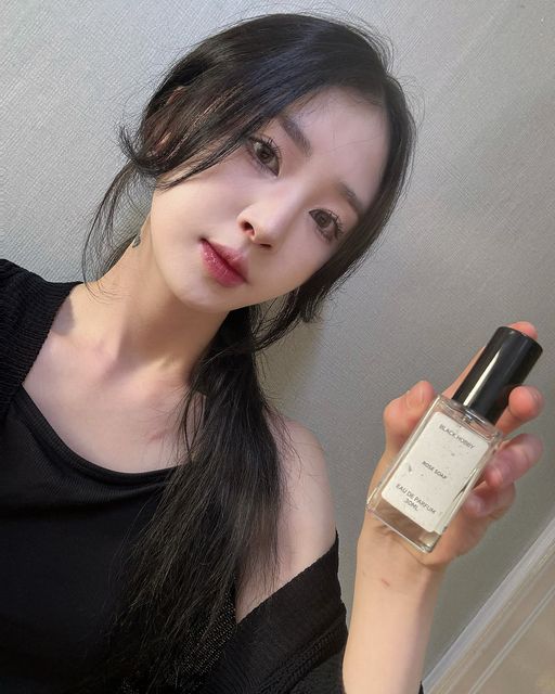 믄빈 on Instagram: "#광고
세번째 받아보는 블랙하비 향수!
로즈솝이라는 이름답게 장미향이 풍기는 향수애요!!
정말 여리여리한 향이니 얼른 겟하자구용💕💕
#광고#향수#향수추천#향수선물#선물추천#니치향수#수제향수#남자향수#여자향수#드레스퍼퓸#섬유향수"