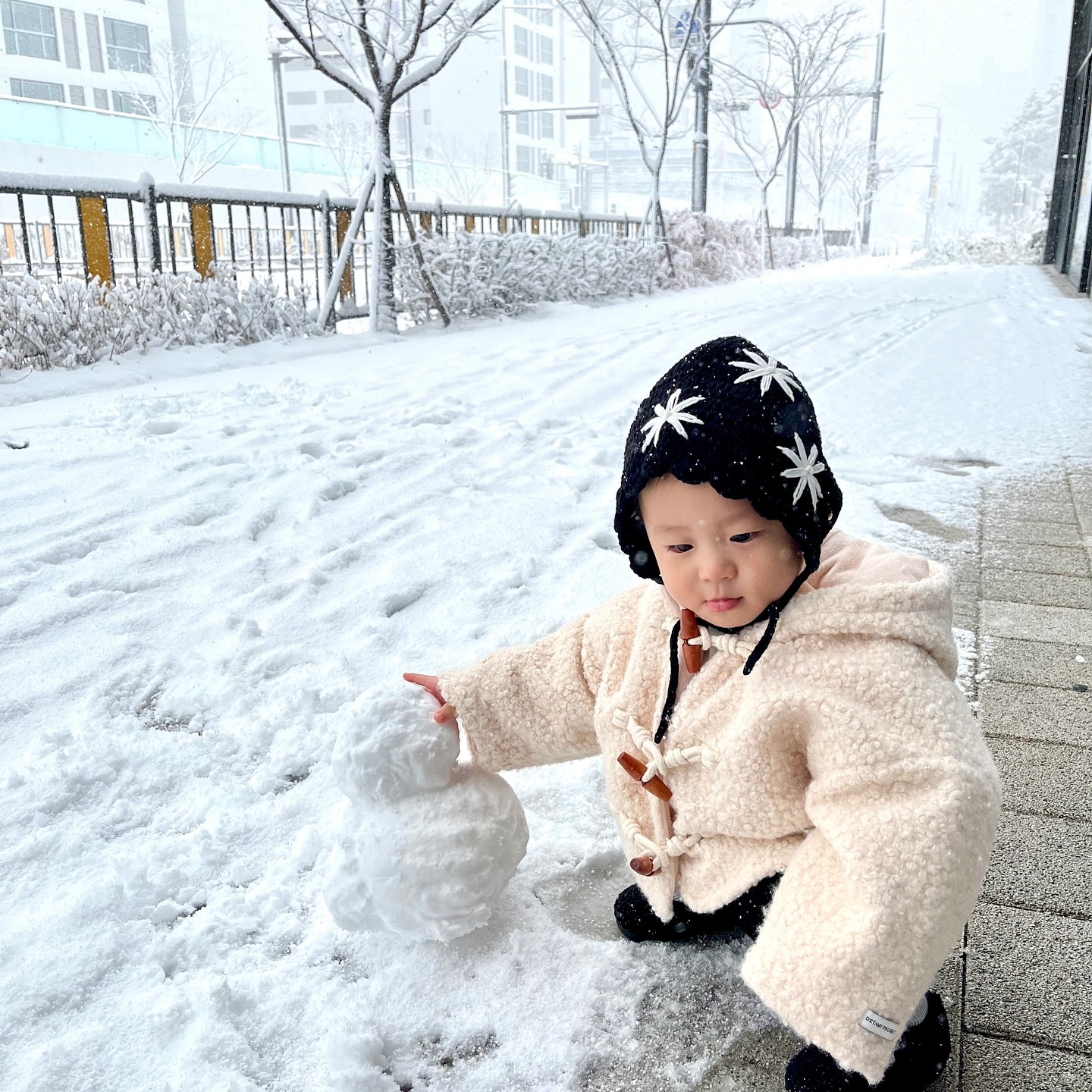 작년엔 누워있느라 못보고 지나가고
오늘에서야 제대로 보고 만져본 눈
펑펑 내리는 눈을 신기한지 빤히 쳐다보는 너
행동 하나하나가 너무 기특하고 사랑스러워
오늘도 크느라 수고했어 !
내일은 지율이가 좋아하는 패티만들어줄께 ꯁ