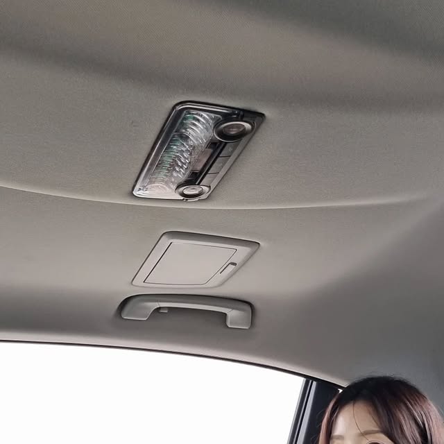 정인희 아나운서 on Instagram: "#유료광고 가벼운데 형태감은 잡혀 있고 어디에나 어울리는 백👜
크지도 작지도 않은 사이즈에 수납력은 말할 것도 없고
여행지에서도, 데일리로도 디자인, 소재, 쉐입, 수납력까지 밸런스가 좋은 루나핏 #쇼퍼백
캔버스 원단인데 무겁지 않고, 어깨 끈도 도톰해서 오래 들어도 어깨가 안 아프고 무엇보다 감성적인 레터링 디자인이 은근 포인트! 
출근할 때도, 카페 갈 때도, 여행 가방 서브로도 활용도가 정말 최고💚
🏷가방정보는 쿠팡에서 '루나핏' 검색하기

#루나핏"