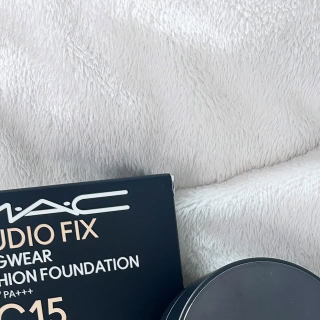 율 on Instagram: "#광고 

@maccosmeticskorea @glowpick_official

맥 스튜디오 픽스 롱웨어 쿠션 파운데이션 [SPF50/PA+++]

맥 화장품은 처음 사용해보았는데요! 역시 가격대가 있는 제품은 퀄리티가 다르더라구요,, 

진짜 얇게 발리고 가벼워요!! 정말 얇고 가볍게 발리는데 한 번에 커버가 완벽해요🤩 

그리고 무엇보다 좋았던 점은 진짜 촉촉해요!! 그리고 스킨케어 성분이 들어가 있다는 점…💗 제 피부가 진짜 극 건성에 민감성이라 피부 화장품 아무거나 못바르고 특히 장시간 사용하는 쿠션은 정말 성분 다 따지고 조금만 매트하면 전혀 못쓰쓰는 타입이에요ㅠㅠ 그래서 사실 처음 사용할 때 혹시 건조하면 어떡하지 걱정했는데! 진짜 너무 촉촉해요 근데 마무리는 전혀 번들거리지 않고 광도 지저분않고 묻어남도 별로 없는데 그냥 너무 완벽해요ㅠㅠ

색도 너무 예뻐요! 너무 어둡거나 밝지 않고 자연스러운 상어빛이라 진짜 예쁩니다,, 그리고 더크닝이 전혀 없어요!!!! 마지막 사진이 8시간 지난 후인데 기본 카메라고 파우더 아주 조금한 상태입니다! 진짜 예쁘게 무너지고 사실 잘 무너지지도 않아요ㅠㅠ

정말 제 인생 쿠션입니다,, 이제 다른 쿠션 못쓸 것 같아요🥲 저는 정말 너무 만족한 제품이었습니다! 제품력이 너무 뛰어나서 누구에게나 호불호 갈리지 않고 잘 맞을 것 같아요☺️

#글로우픽체험단 #글로리그램 #맥 #새틴광쿠션 #맥스튜디오픽스 #내가써본새틴광쿠션"