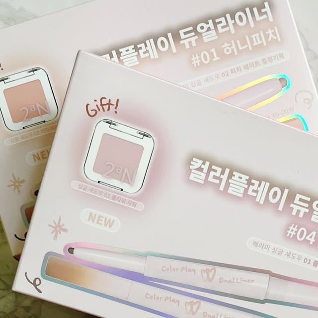 져니의 먹스타그램 on Instagram: "#협찬 투에이엔

투에이엔에서 신상이 나왔어요! 그래서 바로 올리브영으로 달려가봤습니다 ㅎㅎ
✔️롱 웨어링 파운데이션 미니 19 페일베이지/ 20복숭아
✔️듀얼치크17 버블하트
✔️글레이즈 바운싱 틴트 08 로즈문 /09 캔디츄
✔️컬러플레이 듀얼라이너 01 허니피치/04 로지캔디
✔️퓨어 글래시 하이라이터 IV01 슈가 베일
이렇게 구매해봤는데요! 먼저 가장 기대했던 복숭아빛 파운데이션은 세미매트여서 피부에 착 달라붙는데 건조하지 않고 보송해서 정말 너무 마음에 들었어요!! 제 인생 파데 등극했을 정도입니다 ㅎㅎ

듀얼치크 버블하트는 봄웜들에게 찰떡인 색들로만 조합되어 있고 헤어핀과 타투스티커가 같이 들어있어서 여행갈때 쓰니 좋앗어요 ㅎㅎ 틴트는 쫀쫀탱탱한 광이 생겨서 입술이 도톰해 보이는 효과가 있어서 단독으로 쓰기에도 굳이였습니다!

듀얼라이너는 펄라이너와 음영라이너가 한번에 들어있어 애교살 만들기에 최적화되어 있었어요! 특히 로지캔디 너무 예쁘고 같이 들어있는 섀도우와 찰떡궁합 이였습니다 ㅎㅎ

.
.
.
#올영픽 #올리브영추천템 #올영필수템 #러브버블컬렉션 #롱웨어링파운데이션미니 #컬러플레이듀얼라이너 #먹스타그램 #푸드스타그램 #맞팔 #맞팔해요 #맞팔환영 #맞팔선팔 #소소한행복 #소주 #소통 #좋아요반사 #좋아요 #좋아요환영 #좋아요환영 #food"