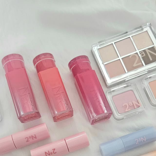 @jinaaay_11 on Instagram: "#광고

하츠투하츠 pick! 투에이엔 컬렉션!

🩷그라데이션 광택 발색으로 유명한 바운싱 틴트!
이번에 틴트 구매하면 미니 틴트 기획으로 주고 있어요!
15,16호로 베이스 바르고 9호로 안쪽에 그라데이션 바르면 하룰라라~

🩷음영과 하이라이팅 모두 할 수 있는 애교살 치트키 듀얼 아이라이너!
싱글 섀도우 기획으로 주는데 뽀용하게 잘 올라와서 치크로 쓰기도 좋아요!

🩷메이크업 치트키로 유명한 아이 팔레트와 듀얼 치크!
두가지 색 블렌딩해서 쓰면 너무 예쁜 듀얼 치크....
수채화발색으로 정말 예쁘게 올라와요!

🩷자연스러운 광을 만드는 하이라이터!
new 슈가베일 너무 예뻐요...

#올영픽 #올리브영추천템 #올영필수템 #러브버블컬렉션 #롱웨어링파운데이션미니 #컬러플레이듀얼라이너"