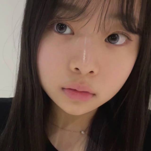 어연 on Instagram: "#광고

오늘의 motd 제출합니다

ALL @2an_official 

Eye : 베러미 아이팔레트 07 러버블
Blush : 듀얼치크 02 러브,로지 + 포켓 코튼 블러링 스틱 06 크림모브
Highlighter : 퓨어 글래시 하이라이터 OR01 피치빔
Lips : 포켓 코튼 블러링 스틱 06 크림모브

포켓 코튼 블러링 스틱 크림모브 컬러는 볼에 올리기만 해도 은은한 컬러라 베이스 밀림 없이 활용하기 좋았고 시리즈 중에서 가장 마음에 드는 ⋆⁺₊⋆ ♡̷̷̷

#투에이엔 #블루밍가든 #올영추천 #여쿨 #여쿨라 #봄웜 #봄웜라 #듀얼치크 #하이라이터 #2aN #베러미아이팔레트 #퓨어글래시하이라이터 #섀도우팔레트추천 #하이라이터추천 #블러셔추천 #쿨톤 #웜톤 #메이크업 #makeup #코덕 #코덕계정 #코덕맞팔 #코덕환영 #맞팔"