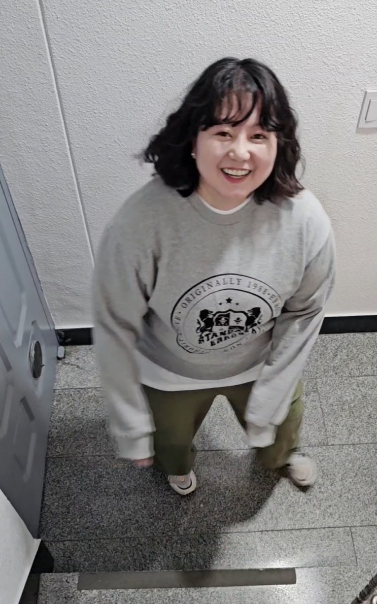꾸안꾸 무신사 남녀공용 스탠다드에러 IRT170 유니섹스 크랙 앰블럼 맨투맨