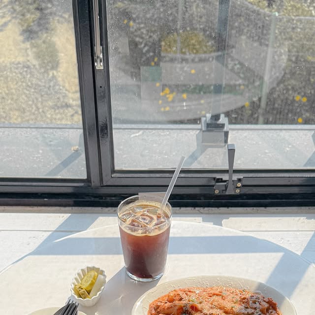 폴린 | 일상 카페 패션 on Instagram: "#광고

날씨가 좋아서 브런치☕️🥐 먹으러 간김에

☀️햇살 아래에서 투에이엔 화장품 구경하기❣️

6월 올영세일 추천템으로 투에이엔을 가져왔습니다

요즘 핫하게 뜨는 듀얼치크..!
하나만 챙겨가도 두가지의 느낌을 즐길 수 있어
너무 만족스러운것 같아요🥰

또 지금 기획세트로 치크브러쉬도 함께주니
듀얼치크는 필수로구매 해야하지 않겠어요..!?

하이라이트는 자연스러운 광이 촤르르...
클리어+핑크벨 조합 말모말모

웜쿨 상관없이 조합해서 잘 쓸것같아요❣️

제가 추천하는 듀얼치크컬러는
06 핑크 페탈 이에요!

여쿨+뉴트럴 톤들에게 잘 어울릴..? 
복숭아 그자체!!🍑🍑
 

#투에이엔#블루밍가든#올영추천#봄웜#봄웜라#듀얼치크#하이라이터#2aN#올영세일#올영필수템#올영추천템"