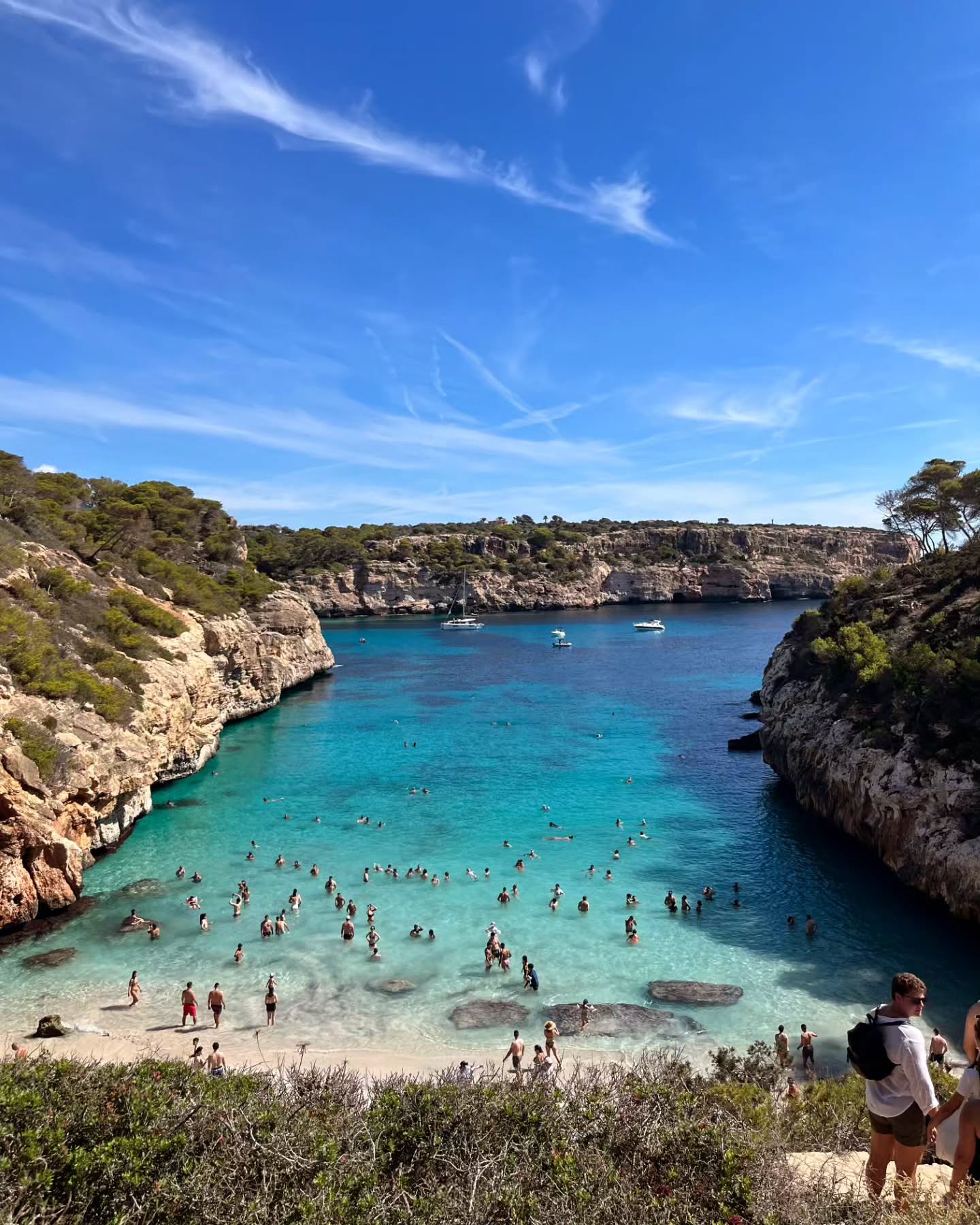 🇪🇸Mallorca 왜 이제야 올리냐면,,사진이 너무 많아서요🥰

⛱️Calo Des Moro 
진짜 왜 유명한지 알꺼 같은 바다
아무렇게나 찍어도 이쁜 바다도 미쳤고 그냥 비키니 입고 열심히 걸어다녀도 아무도 신경안쓰는 분위기도 너무 좋아,,,💓

마요르카는 진짜 꼭 신혼여행 스페인가시면 가셔야해요🥺

#mallorca #spain #calodesmoro  #마요르카 #마요르카해변
