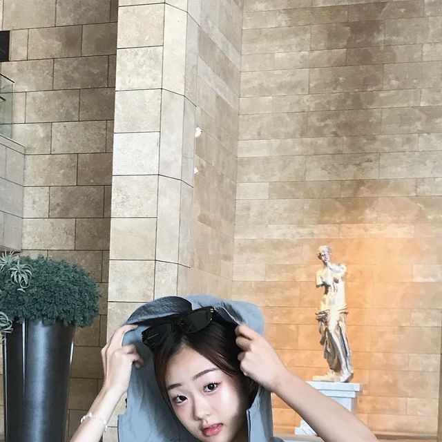 다경🐰ྀི on Instagram: "#광고 @1rony9orno_official 😎 여름겉옷으로 딱인 아이러니포르노 후드집업 조끼! 지퍼를 열어도 닫아도 이쁘고 힙한무드도 챙길 수 있어요 ო͈̮ 재질도 요즘 인기많은