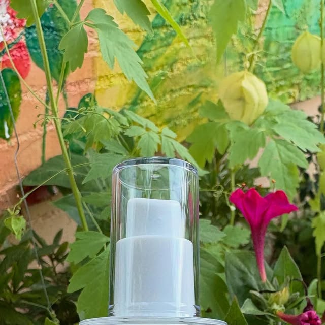 쩡이 on Instagram: "#광고 화이트닝 제품 찾다가 알게된 클레아레 화이트닝 리페어 크림 써보게 되었습니다. 검사수치결과가 잘 나오는 기미 개선율이나 멜라닌 개선율 테스트가 앙닌, 결과가 나오기 어려운 색소침착, 피부밝기, 눈가 주름 개선율 테스트에서 유의미한 결과가 나온 제품이예요. 흡수력을 높이는 나노에멀전 공법은 사용해서 좀 더 많은 유효성분이 흡수되도록 제조하였답니다. 특히 색소침착과 주름개선에 좋은 나이아신마이드와 아데노신의 유무가 중요한데 두가지 성분이 모두 포함되었어요. 제형은 흐르지 않는 꾸덕한 제형인데 발림성도 좋고 바로 흡수되어서 촉촉하고 무겁지 않고 산뜻한 느낌이 들었어요  저자극, 무자극 시험완료 #클레아레
#cleare
#화이트닝
#미백
#주름
#이중케어
#임상시험완료
#피부방벽강화"