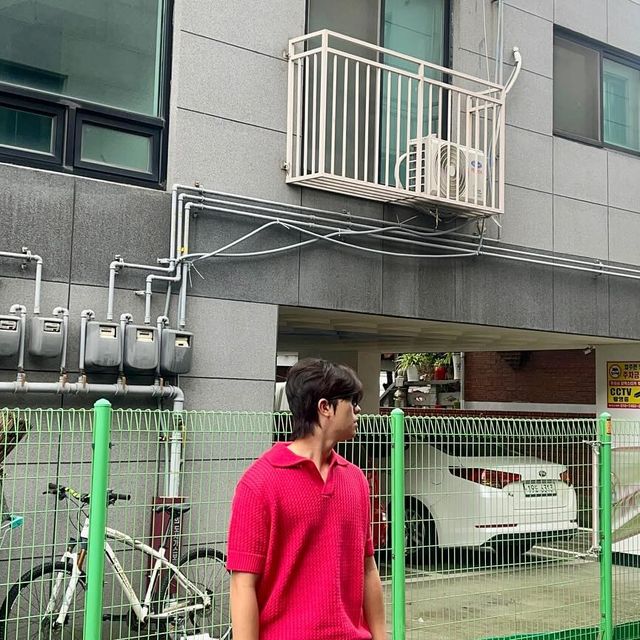 @kim____guru on Instagram: "#협찬
이번에 @1rony9orno_crew 에서 “펀칭 오픈 카라넥 니트“”를 협찬 받았습니다:) 

저는 마젠타 컬러를 입었는데 너무 예쁘고 좋았어요:)
이번 여름애 정말 잘 입을 수 있겠다고 생각이 들었는데요
니트라 걱정하실텐데 사진에서는 잘 보이지않지만 작은
구멍이 송송 뚫려있어서 너무 좋았어요:)

ㄴ COTTON 60% / POLY 40%
ㄴ 여유로운 오버핏 실루엣
ㄴ 통기성이 좋아 여름에도 시원하게 착용 가능
ㄴ 스트릿한 컬러로 다양한 무드로 연출 가능
ㄴ 워셔블 제품으로 세탁이 편리
ㄴ 형태 변형이 적은 촘촘한 짜임

#광고#아이러니포르노#아이러니포르노화이트라인#니트#KNIT#워셔블#펀칭"