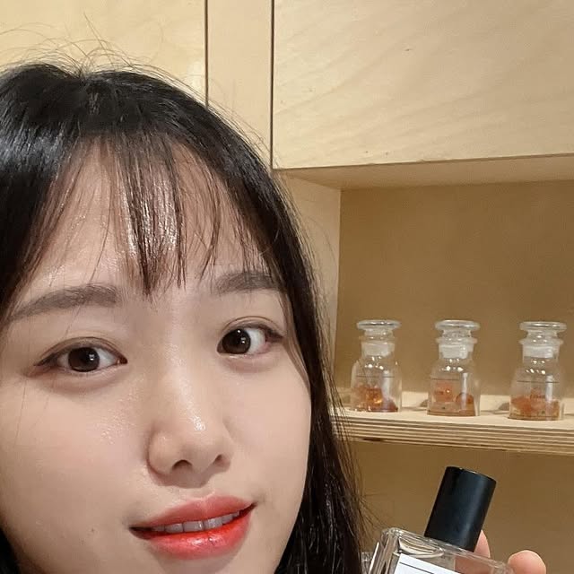 솜 on Instagram: "#협찬 향수 만들러 다녀온 닷노트 성수점☘️ I들도 부담없이 친구랑 둘이서 동영상보면서 만들 수 있었던 편안한 향수 만들기 클래스 성수동 브레이크타임에 가기 딱 좋은