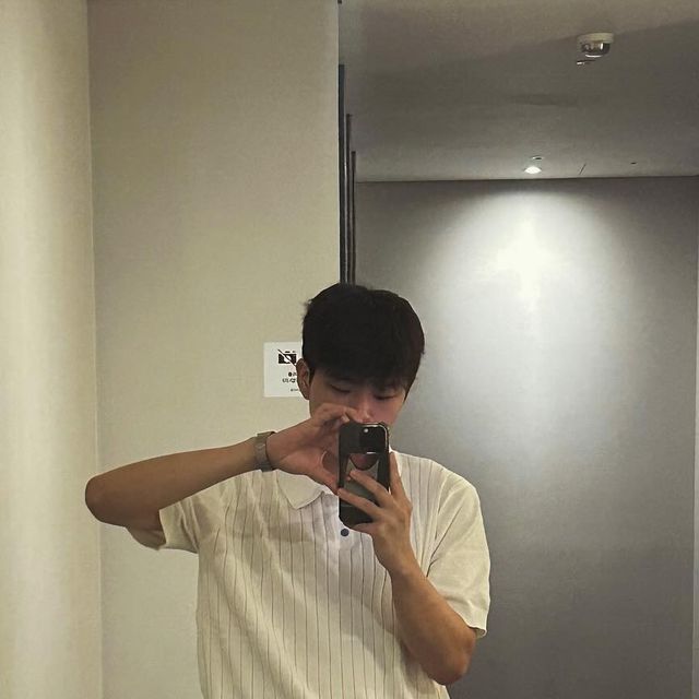 @imnuunm on Instagram: "스트라이프 라인으로 디자인되어, 보다 더 슬림하고 길어보이는 핏을 보이고 베이직한 디자인으로 어디에나 어울림이 좋은 반팔니트 이걸 웨 안 입어..?!? #제품제공 #협찬