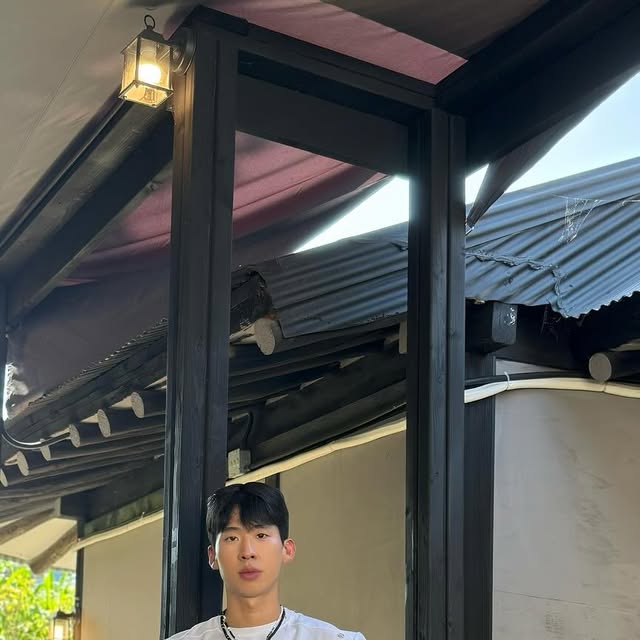 주정원 on Instagram: "#협찬
.
저 처럼 하체 핏 대한 고민이 많을땐 벌룬핏 워싱 와이드 데님팬츠 빈티지 옐로우!
부드러운 터치감과 견고한 내구성의 원단으로 하루 종일 편안하고
YKK 고급 지퍼로 완성한 매끄럽고 튼튼한 디테일에 빈티지하고 
트렌디한 무드를 살린 감각적인 캣워싱 컬러
.
@standarderror_official 
.
무신사 구매 링크⬇️⬇️
.
https://www.musinsa.com/products/5151941
.
.
.
#스탠다드에러 #STANDARDERROR #남여공용팬츠 #데님 #데님팬츠 #팬츠 #바지 #와이드바지 #워싱팬츠 #와이드팬츠 #데일리룩 #바지추천 #DenimPants #Denim #Pants
#클래식피지크"