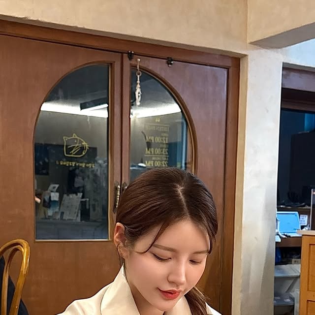 Yegong ♡ on Instagram: "#광고 #아이러니포르노 @1rony9orno_official 깔끔한 레더자켓 찾다가 알게 된 ’아이러니포르노‘의 비건레더 자켓🤍🧚🏻‍♀️🤍 오버핏이라 여유로운 품으로 활동하기