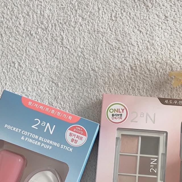 yyee.oonn on Instagram: "#광고 요즘 저의 생기를 책임지고 있는 투에이엔에서 이번에 립,아이,치크를 모두 한번에 해결 가능한 블러팟 제형의 스틱이 새로 나왔다는 소식을 듣고 또 올리브영으로