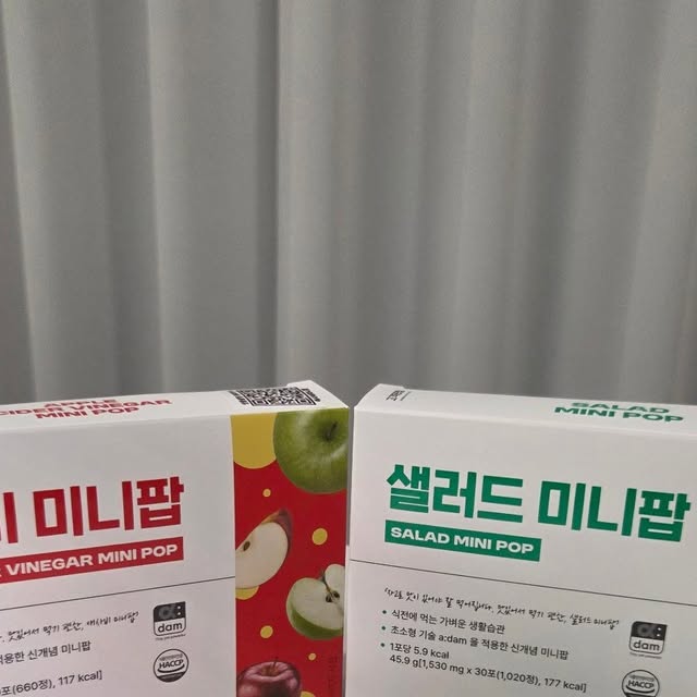 이은경 leeeunkyung Jenny on Instagram: "#광고 #샐러드미니팝 #애사비미니팝 #고객관점
#포만루틴#식전간식#다이어트간식#애플사이다비니거#식전야채식사법#식전습관#새콤달콤

클린케어 식단 관리 프로그램 소개시켜드릴게요
바로 ' 고객관점 #샐러드미니팝 & #애사비미니팝 '입니다
밥 먹기 전 샐러드미니팝으로 스파이크 눌러주고, 밥 먹은 후엔 애사비미니팝으로 가볍게 마무리 할 수 있는 하루 루틴을 채워주는 제품입니다
배가 고파서 매번 밥부터 허겁지겁 많이 먹고 더부룩해서 후회하지 말고 식사전에 야채 1포로 가볍게 시작해보는건 어떨까요?!!
이제 운동도 중요하지만 식습관도 가볍게 혹은 무겁게 할때도 1포 미리 준비해서 과하게 먹지않게 노력하고 있답니다 

☆ 식전엔!! + #샐러드미니팝
 - 40종 이상 야채+과일
 - 1포당 1,530mg
 - 식전 스파이크 방지
 - 고소 달콤한 맛, 입이 반기는 맛

★ 식후엔!! + #애사비미니팝
 - 사과초모식초 40%
 - 1포당 990mg
 - 더부룩한 속을 가볍게
 - 새콤달콤한 사과 맛, 오독오독 식감

※ ⑴ 데일리 클린 케어를 위한 하루1번 섭취!!
 = 식전에 1포씩 샐러드미니팝 + 식후에 1포씩 애사비 미니팝

※ ⑵ 부스트업 클린 케어를 위한 하루3번 섭취!!
 = 식전에 1포씩 샐러드미니팝 + 식후에 1포씩 애사비 미니팝

↓↓↓ 공식 브랜드몰 고객관점에서 둘러보세요~
→ https://고객관점.com/"