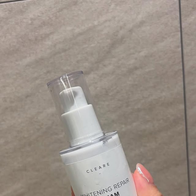 DA YEONG on Instagram: "#광고
클레아레 화이트닝 리페어 크림🧴
색소침착과 팔자주름에 고민이 있으신 분이시라면 무조건 사용해보시는거 추천 ! 미백크림 꾸준히 사용하고 있는데 피부가 많이 하애진거 같아서 완전 만족해요 🫶🏻
.
.
#클레아레#cleare#화이트닝#미백#주름#이중케어#임상시험완료#피부방벽강화"