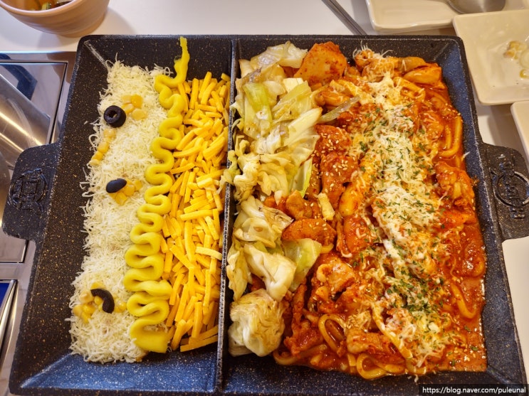 [서울/홍대] 생일카페투어하고 들르기 좋은 홍대 가성비 밥집 '헬로팬 홍대점'에서 리치골드 닭갈비를 먹고 온 후기