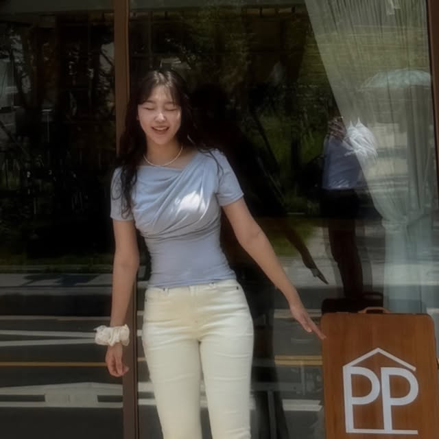 벨라니 on Instagram: "#광고 @peachfit_official 
아름답기위해 불편함을 선택하지 않도록 - !
피치핏의 브랜드 슬로건이에요
입어보니까 딱 느껴지더라구요 
몸매가 자연스럽게 보정되는데 
하나도 안불편해요!
핏은 잡고싶은데 보정바지 불편할까봐 고민 됐는데 
오히려 입을수록 편안한 바지라고 느껴졌어요 
저는 원래 골반, 힙이 좀 있는편(?)인데 ㅋㅋㅋ
골반필러진 입으니까 허리가 더 잘록해보이더라구요!!!!

“과하지 않게, 정리된 아름다움” 바지 하나만 잘 골라도
자연스럽게 몸매가 보정돼요! 

피치핏 골반필러진 - 크림/M사이즈 
바로 구매하기 → https://www.peachfit.co.kr/shop

 

#피치핏 #골반필러진
#데일리룩#데이트룩#골반#ootd#6월"