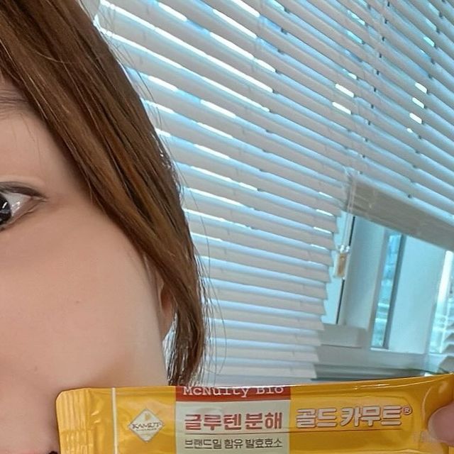 운동하는 에린 on Instagram: "#협찬 인데 재구매한 효소 

나의 두번째 효소✨
먹어보고 바로 구매했어요 
일단 물 없이 입 안에서 싹 녹는게 좋았고 
맛있고 간편해서 식사 후 계속 손이 가요 
탄수화물 먹고 이거 먹으면 편해지는 마음 
(편해지면 안되는데…😅)
유명한 제품은 괜히 유명한게 아닌거 같아요 
탄수화물 먹고 자주 더부룩한 분들께 추천드려요

#골드카무트효소#글루텐분해 #맥널티바이오 
#카무트효소#효소#카뮤트효소"