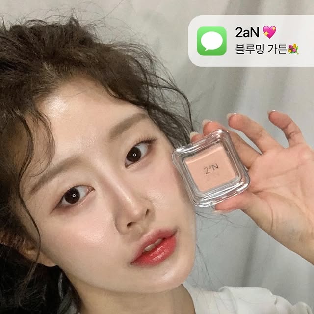 다정 | 갓생러 on Instagram: "#광고 투에이엔의 블루밍가든 컬렉션 ˖࣪｡･:*:･ﾟ★,｡･:*:･ﾟ☆  라이트한 웜핑크 컬러 드리밍👀 코끝에 영롱한 복숭아 하라 피치빔🍑 볼에 봄의 싱그러