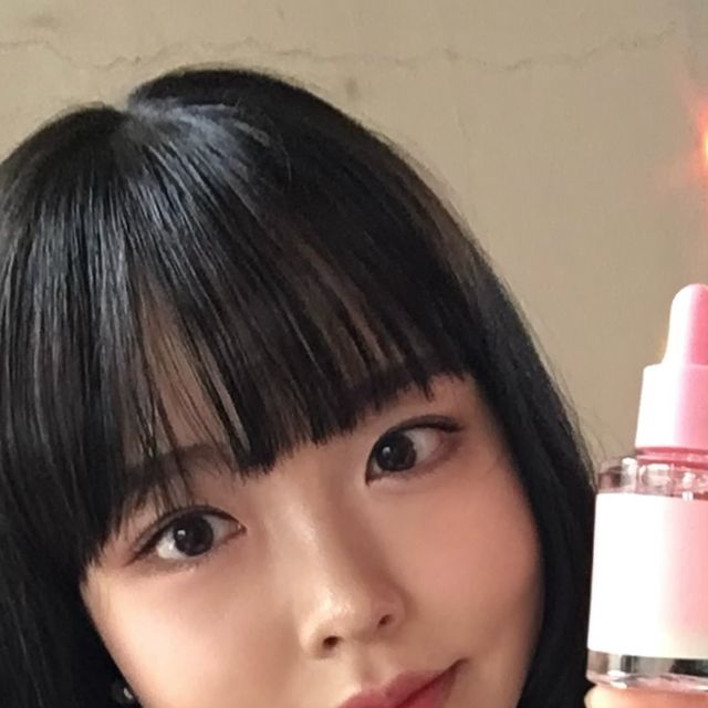 세은 on Instagram: "#광고 #에이프릴스킨 @aprilskin_korea 트러블 흔적은 지우고! 유리알 광채 끌어올리는! 에이프릴스킨의 핑크알로에 7일 흔적세럼💓➿ 짙은 색소침착, 거뭇한 기미 잡티, 울긋불