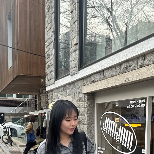 지은🌸 | 국내여행 • 핫플 • 카페 on Instagram: "#협찬 허리부터 밑단까지 자연스럽게 떨어지는 와이드한 핏의 데님 팬츠 스탠다드에러! 전체적인 오버 워싱의 빈티지한 컬러감이 포인트가