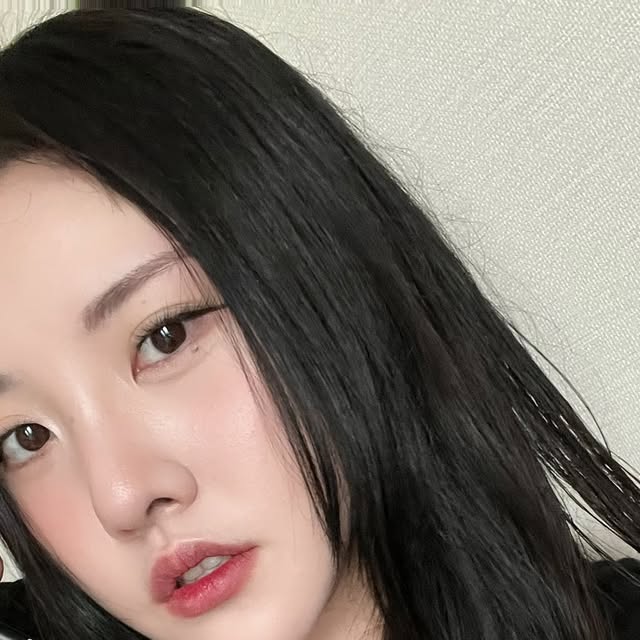 천하 on Instagram: "#협찬
🐱🦊🐹

꽃보라1924 브러쉬라이너 3종 SET 

-5배 업그레이드 된 지속력으로 생잉크의 또렷한 발색
-3중 철벽 푸르프로 번짐없이 말끔하게 유지
-자유로운 드로잉이 가능한 0.15mm 극세모 브러쉬
-눈매에 꽃 한 송이, 얇은 피부를 생각한 소프트 라이너

* 오늘 메이크업은 꽃보라 라이너 블랙으로 연출하였습니다.

#광고#꽃보라1924#비건화장품#눈화장#아이메이크업#리퀴드아이라이너#붓펜아이라이너#워터프루프#지속력"