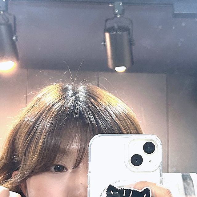미누 🍐ㅣ스냅모델 • 컨셉촬영 • 상업촬영 on Instagram: "#협찬 @168cm.kr 168cm에서 실버 엣지 맥세이프케이스 신제품을 출시했어요 !! 그립톡 일단 너무 귀여워요…🖤 일반 폰케이스와는 다르