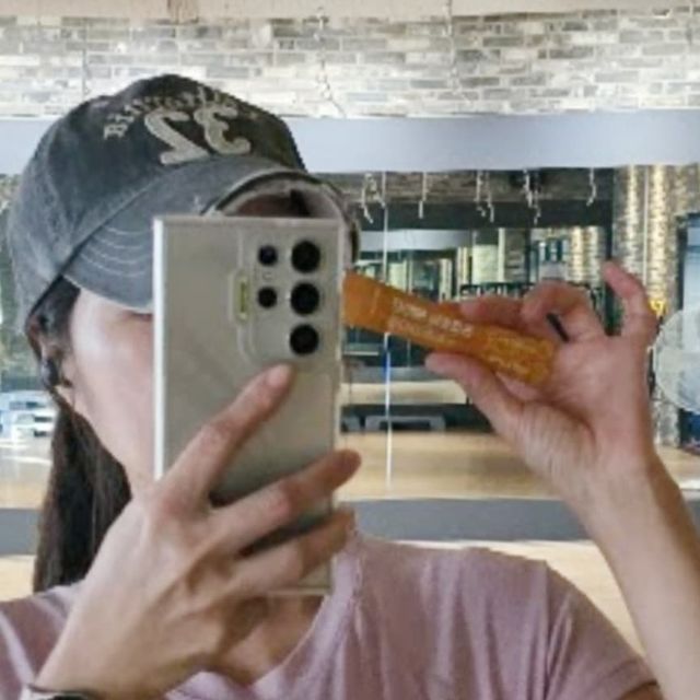 클로딘 on Instagram: "#협찬

YDY뉴트리션
파이토알엑스 라이버맥주효모

지금부터라도 신경 써줘야할
머리숱관리

요즘  기온이 떨어지고 계절 변화가 있다보니 
모발건강이 좋지 않은것같아영

샴푸를 할때면 평소보다 
머리카락도 더 많이 빠지는 거 같고 
 추워져서 그런지 두피도 건조해지는 느낌ㅠㅠ
그래서
맥주효모+비오틴이 같이 있는 제품을
알아보게되었어요

한 포에 맥주효모 3,000mg  함유
1954년 설립된 맥주효모 발효 전문기업인 
독일에 있는 Leiber (라이버)사의 맥주효모 사용.

라이버맥주효모는 한 포에 맥주효모 (3,000mg) + 비오틴 (1,120mcg)+판토텐산 400mcg 함유되어 있어요

보통 맥주효모와 비오틴이 고함량이면 
피부 트러블 발생 부작용 걱정을 많이 하지만
 피부 상태 개선에 도움을 주는
판토텐산이 같이 함유되어 있어 걱정없이
섭취가 가능하답니당

먹는 시간이 따로 정해져 있진 않아서
하루 중 가장 먹기 편한 시간대에 챙겨먹으면 되고
다이어트로 영양결핍 증상이 나타나는 분 
나이가 들수록 빠지는 
영양을 채우고 싶은 분 
불규칙한 식습관을 가지신 분들에게
추천해용

#맥주효모비오틴#맥주효모먹는법#맥주효모영양제
#맥주효모단백질#맥주효모효능"