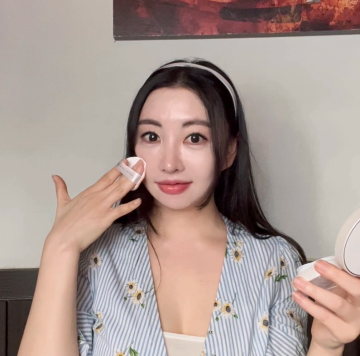<블랑디바 글램커버리지쿠션>
.
커버력이 높으면서도 기름기 싹 잡아주는
듬직한 쿠션 소개할게요!
올리브영에서구매한 블랑디바 글램커버리지 쿠션이에요
속건조 잡아주면서도 잡티커버가 말끔하게 될 정도로 강력한 커버력을 자랑하는 블랑디바 아이는 살짝 광채가 돌면서 피부를 건강해보이게 표면해 준답니다

굴곡없이 매끄럽게 초밀착 커버 완료🌸
저는 피부가 살짝쿵 붉은편이라 붉은기를 잡아준다는 21호 사용해 보았어요!

올리브영에서 절찬리 판매중이니 한번 테스트 해보세요!
올리브영 온라인몰에서도 무료배송으로 구매 가능해요~~^^
.
#블랑디바 #blancdiva #글림쿠션 #커버력좋은쿠션 #커버쿠션
