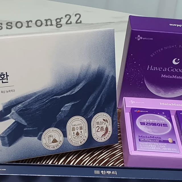 쏘롱 ( 성소영 ) on Instagram: "#광고 #침향환 #멜라메이트 

와! 여러분!
시간 왜 이렇게 빨라요??
한 달 뒤면 추석이라니?! 

이제 슬슬 추석 선물 고민할 분들을 위해
선물 좀 해본 쏘롱이가 추천하는
센스 있는 선물 리스트! 짜라란! 

처음으로 소개할 제품은요! 

연령대 불문하고 실패 없을,
CJ 한뿌리 흑삼단 침향환 입니다!🥳 

100% 국내산 수삼을 9번씩 찌고 말려
진세노사이드의 흡수율을 높인 
특허받은 CJ 구증구포 흑삼 농축액! 

오랜 시간 응축된 숲속의 검은 진주,
#침향 이 무려 15%나 들어있고요.
녹용, 당귀, 산수유 등 
9가지 전통 소재들도 꽉꽉! 

CJ 의 기술력으로 쓴맛은 줄이고 
식감과 풍미는 살려 환 입문자들도 
부담 없이 먹을 수 있어요! 

두 번째 추천 선물은요!
편안한 밤, 확실한 휴식에 도움을 줄, 

🥳 CJ 닥터뉴트리 
식물성 멜라토닌 함유 멜라메이트!🥳 

수면의 질 개선에 도움을 받을 수 있는,
현대인의 필수품이 되어가고 있는 성분이죠! 

사람 몸속에서 만들어지는 멜라토닌과
동일한 분자구조를 가지고 있는
식물성 멜라토닌을 사용해서 더더욱 안심! 

구미 제형으로 언제 어디서든 맞춤으로 
간편하게 섭취할 수 있어 좋아요. 

https://naver.me/GuDCsOFR

😘 믿을 수 있는 브랜드의 제품들을 
합리적인 가격으로 만날 수 있으니 
꼭꼭 알아보시길 추천드려요.😘

#선물세트 #cj웰케어 #침향환효능 #침향환효과 #흑삼단 #흑삼단침향환 #명절선물 #명절선물세트 #부모님선물 #추석선물세트 #식물성멜라토닌 #멜라토닌추천 #선물 #쏘롱스타그램"