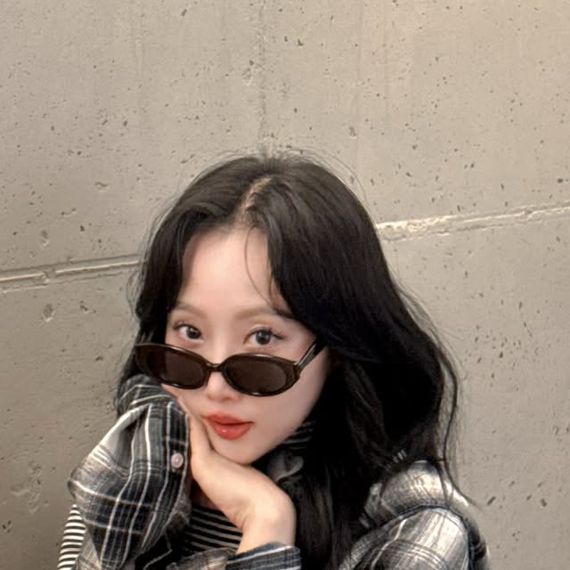 뉴욕 디자이너•모델 햐씬이 말아주는 패션•뷰티 꿀팁 on Instagram: "요새 푹빠진 체크 셔츠 저도 혹시 #공대생 또는 #너드걸 같나요? 🤭(웃음) 👖Pants : @standarderror_official @musinsa.official @musinsa
