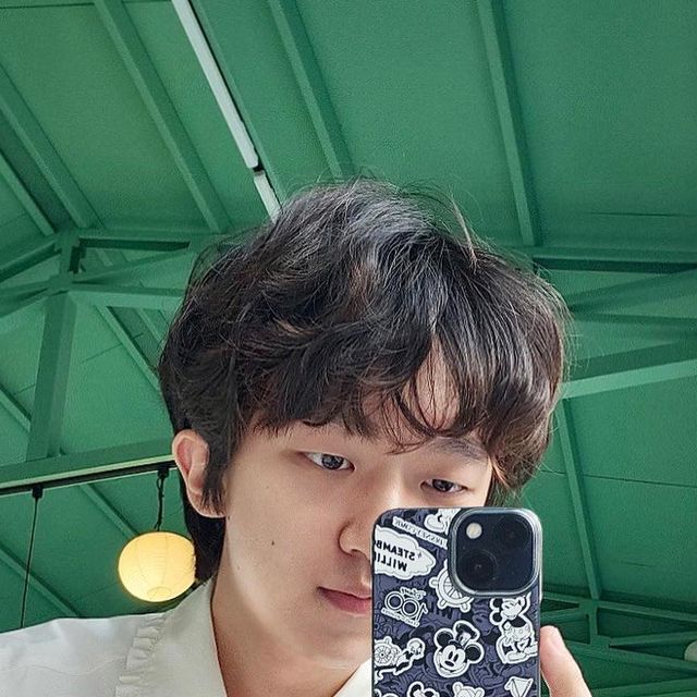 김건희 on Instagram: "#광고 디즈니 100주년 기념 케이스🎉

빅쏘디자인에서 올해만 구매 가능!
저는 레빅스킨 타입으로 선택하여 생폰느낌 즐기구있어요😆
이쁜 디자인 많으니 구경가보세요!

#빅쏘디자인#디즈니100주년#disney100#아이폰케이스#vicxxodesign"