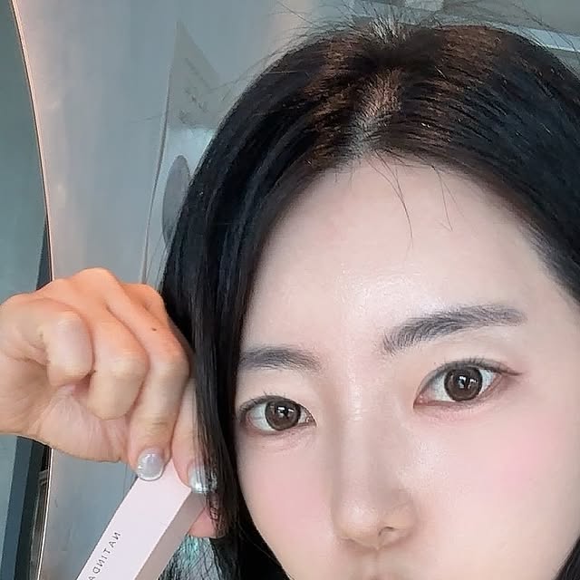 기록하는 😌 뽀용 on Instagram: "💋 #광고 #나틴다매직타투트윙클립스틱 💋

✨입술 온도🌡️ & pH 농도에 따라 내 입술만의 컬러로 반전 발색!✨

처음엔 투명~한 느낌인데😲
시간이 지나면 내 입술에서 자연스럽게 착색돼서
🌷하루 종일 컬러 지속력 UP!🌷

은은한 펄감까지 있어서 입술이 더 도톰+탱글하게✨
단독으로 발라도 예쁘고💄
원하는 컬러 립스틱 덧바르면
베이스 립스틱으로도 딱!👍

📍신세계면세점 온라인몰에서도 만날 수 있는 입점 제품✨

직접 발라본 후기 남길게요😉
제형컷+발색컷+착색 지속력 사진은 다음 슬라이드에서 확인해 주세요! 📸

👉컬러 고민 중인 분들께 강추‼️
👉착색력, 지속력 좋은 립스틱 찾는다면 무조건 PICK!

#나틴다 #나틴다매직타투트윙클립스틱 #트윙클립스틱
#매직립스틱 #반전립스틱 #착색립스틱 #지속력좋은립스틱 #타투립스틱"