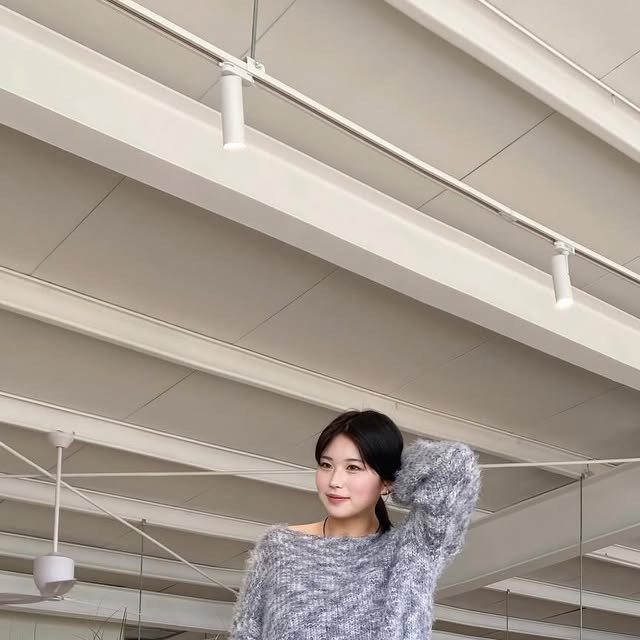 예송 on Instagram: "#광고 @standarderror_official 요즘 애착 청바지.. ❤️ 빈티지한 컬러감과 캣워싱이 포인트가 되는 데님 팬츠로 다양한 스타일링 가능한 팬츠입니당🤩 #스탠다드에러 #STANDARDERROR