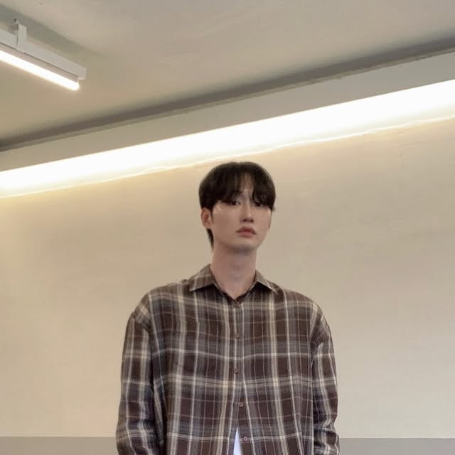 민구 on Instagram: "#광고 

오버핏 실루엣의 색감이 너무 이쁜셔츠 🍂
빈티지한 색감이 너무 맘에들고
두께감이 얇아 가볍게 단품이나 레이어드로
착용하기 너무 좋은 아이템!✨

#광고#스탠다드에러#STANDARDERROR#셔츠#Shirt#오버핏#남여공용#셔츠추천#긴팔셔츠#빈티지셔츠#패키지#1+1패키지 #광고"
