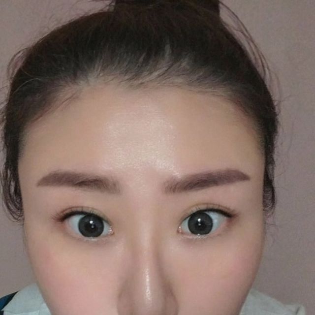 슬아슬아 on Instagram: "#협찬
#광고

오늘은 100년의 노하우가 있는 이탈리아의 
믿을 수 있는 원료사 indena 사에서 빌베리열매 100% 추출분말이 함유되어 있는 
파이토알엑스 이뮨 빌베리를 제품제공 받았어요

빌베리는 항산화 기능이 
뛰어난 작은 열매구요
생김새는 블루베리와 비슷하게 생겼는데요

빌베리는 풍부한 항산화 물질인 안토시아닌을 함유하고 있어요
그래서 빌베리는 노화 방지 및 만성 질환 예방에도 도움을 줄 수 있어요

베리류하면 항산화로 많이들 생각하시는 데요
그건 물론민데다가 빌베리는 주로 
눈 건강에 좋은 영향을 미치는 것으로 알려져 있어요

빌베리는 눈의 피로를 줄이고  눈의 건조함을 개선하는데에 도움이 된다고 해요

한 포당 빌베리추출물 함량이 100mg 가 함유되어 있어 하루에 한 포로 충분하게 
눈 건강 관리를 할 수 있는 제품이에요

면역 강화에 도움이 되는 저분자 베타글루칸 성분이 한 포에 200mg 함유하고있고요 
눈 건강과 함께 면역 건강도 한 포에 챙길 수 있어
관리에 더욱 효율적인 제품이에요 

블루베리추출물도 함유되어 있어 새콤하고 달달한 맛있는 맛이 나는데요 

어릴때먹었던 새콤달달한포도쥬스 맛이나는데요

그런데 눈건강과 면역까지 한번에 챙길수있다니 진짜 하루 한박스 다먹을수있을것같아요

그냥 입에 털어먹어도 맛있고 
물에 타 먹어도 맛있고요

전탄산수랑도 먹어보고 요거트에도 
먹으면 어떨까싶어요

아무리 좋은 영양제 라도 너무 큰 정제는 물과 함께 삼킬 때 목에 걸려있는 느낌이 나서 섭취를 잘 안하게 되는데 파이토알엑스 이뮨 빌베리는 고운 분말 타입이라 부담없이 털어먹을 수 있어서 
섭취부분엔 너무좋아요

스틱포로 포장되어 있어서 어디든 간편하게 휴대하고 다니다가 생각날 때 바로 털어먹거나 물에 타서 먹을 수 있어 휴대하기에도 간편해요

눈건강 면역을 맛있게 챙길수있는 제품이에요
포자이 보라색으로 맛을표현해주는 느낌인데요
안의 내용물 분말도 보라분말형태로 향을맞으면
맛이 어느정도 예측되는맛이랍니다

여러분도 맛있게 상콤하게 
면역과 눈건강을 한번에 챙겨보세요~ 
.
 ▶️구매처 링크: http://bit.ly/3NFJ0NF 

#광고
#빌베리효능
#빌베리영양제추천
#빌베리파우더
#약들약빌베리
#이뮨빌베리
#빌베리루테인"