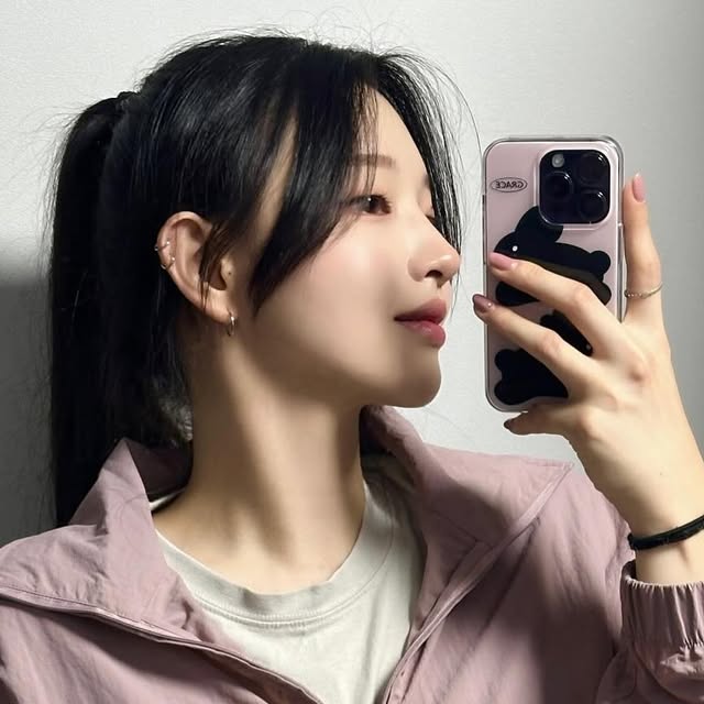 이가은 on Instagram: "#협찬 #광고 @1rony9orno_official 

여름에도 입을 수 있믄 투웨이 지퍼 자켓🥰
풀오버 형태로도 연출 가능하고 가벼운 중량감이지만!! 또 핏은 탄탄하게 잡아주는 요물☺️ 장마철이잖ન? 생활방수 까즤~🤗🤗

.
.
.
.
.
.
#아이러니포르노화이트라인  #아이러니포르노 #남여공용  #자켓 #나일론셋업 #무신사 #데일리룩 #여름자켓추천 #여름자켓 #바람막이 #Jacket #무신사 #무진장블프 #셋업추천 #여름셋업 
#IRONYPORNO #ootd #dailylook #fashion #오오티디 #오늘의코디 #IRONYPORNOWHITELINE"