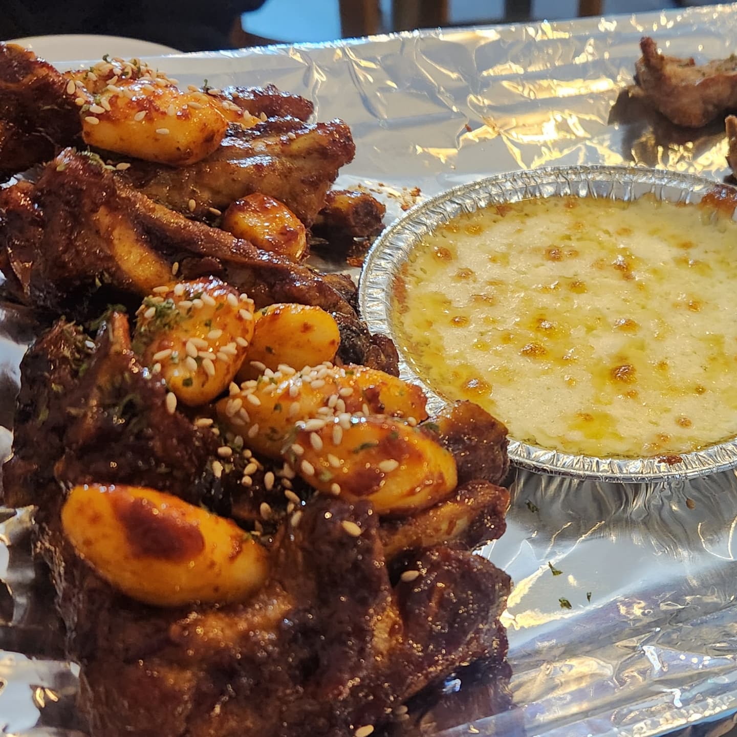 토요일..간만에 친구들이랑 한잔..살아서 돌아와서 다행~
아직도 이리 먹고마셔도 두발로 집에 걸어 올수 있다는것에
대단함을 느낀 저녁ㅋㅋ

#마송맛집 #요리하는술집 #등갈비구이 #조개찜 #맞좋아요 #케이준샐러드 #해물포 #굴보쌈 #해물파전 #가리비회 
#먹스타그램 #지구별외계인 #JMT #맛스타그램 #인친 #선팔 #선팔하면맞팔