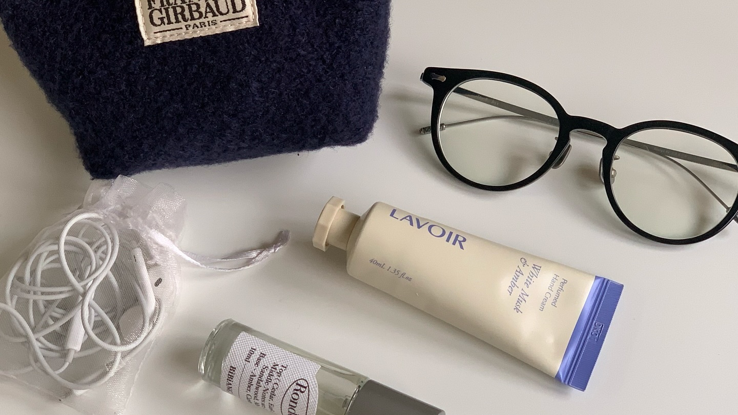 #광고 lavoir_official lavoir_beauty 

건조한 요즘, 가방 속 필수템 🧴

끈적임 없이 촉촉한데다가, 잔향이 손끝에 은은하게 남아 기분 전환은 덤이에요

제가 사용한 화이트머스크 & 앰버는 일요일 아침, 따스한 햇살 아래 새하얀 침구 위로 부드럽게 퍼지는 코튼의 깨끗함을 담은 향이랍니다 🫧

라브아 공식몰과 무신사를 통해 만날 수 있다니 설 선물 고민 중이라면 구경하러 가보세요 ♡

#라브아 #lavoir #핸드크림 #핸드크림추천 #향덕후 #무신사뷰티 #새해선물 #선물추천 #퍼퓸핸드크림