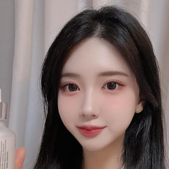 🤍𝙹𝚒𝚜𝚘𝚘🤍 on Instagram: "#협찬 #광고 

@seoholab 

요즘 피부가 유난히 예민해져서, 
기초 제품 고를 때 성분을 더 꼼꼼히 보게 되는데요.
이번에 사용해본 스킨온유는 
첫 사용부터 텍스처가 정말 편안해서 놀랐어요.

부담스럽지 않은 촉촉함에 피부가 차분하게 가라앉는 느낌이라
데일리로 쓰기 너무 좋았던 제품이에요.

스킨온유는
✔ 피부 장벽 강화에 도움을 주는 세콜지 3대 성분
	•	세라마이드
	•	콜레스테롤(소나무에서 추출)
	•	지방산(팔미트올레인산)
이 조합으로 피부를 탄탄하게 돌보는 데 
집중된 게 가장 마음에 들었어요.

게다가 촉촉함을 오래 가져가는
✔ 5종 히알루론산
✔ 덱스판테놀(비타민B 유도체)
✔ 토코페릴 아세테이트(비타민E 유도체)
까지 더해져서 피부가 편안해지는 보습감이 정말 오래 유지돼요.

무겁지 않고, 바르는 순간 은은하게 스며드는 듯한 텍스처라
아침·저녁 루틴 모두에 잘 어울리고
메이크업 전에 발라도 들뜸 없이 매끈하게 정리되더라구요.

제품 자체가 자극 없이 차분하게 스며들어서
요즘처럼 건조해지는 계절에 딱 맞는 느낌…🌿
촉촉함이 필요할 때 손이 자연스럽게 가는 앰플이에요

#서호랩 #스킨온유 #싱그리디언트 #앰플추천 #세콜지 #화장품체험단 #체험단 #협찬환영 #협찬문의 #체험단 #협찬디엠 #협찬문의dm  #협찬광고 #협찬모집 #협찬이벤트 #이벤트 #리뷰 #리뷰그램 #인스타그램마케팅 #뷰티스타그램  #제품리뷰 #인스타리뷰 #피부관리 #인스타뷰티 #셀프케어 #화장품추천 #데일리뷰티 #뷰티템"