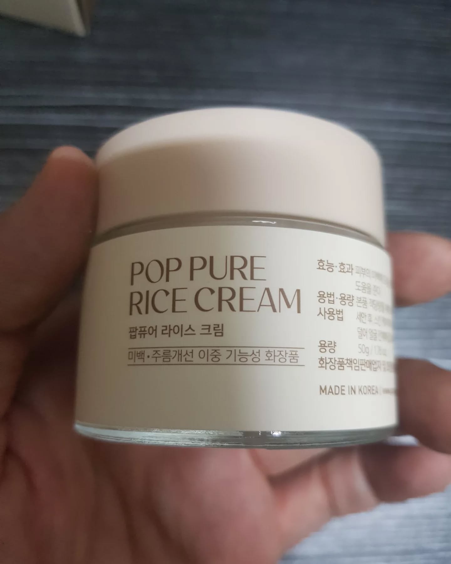 오늘의 포스팅 팝퓨어 3종 제품으로 크림.토너 세럼 입니다 
팝퓨어 크림은 피부에 끈젹임 없이 밀착 하여 보습감을 부여해주는
부드러운 크림 제형 입니다 
판테 놀이 수분 공급 기능을 활성화 시켜 각질을 잠재워주며 알란토인이 유수분 밸런스를 맞추고 약해진 피부 정상화 도움을 줍니다 
민감성이나 그런 모든 피 타입에 사용하기 좋아요
생기와 광채에도 도움을 줄 수 있고 수분감과 피부 편안감도 느낄 수있습니다
팝퓨어 토너는 피부결 개선과 모공 개선에 도움을 주는 보습력 좋은
토너 라고 생각해요 
다른 토너 3번 정도 레이어링 해서 바른 거 같는 효과가 있는 것 같아요
팝퓨어 세럼은 피부가 예민 해서 아무거나 못 바르는데 아주 촉촉 하고 자극이 없어서 좋았어요
제품이 끈적임도 적고 흡수력이 좋았어요 
촉촉하고 속당김 없고 산뜻하게 기초로 사용하기 좋은 제품 같아요

#주식회사우주글로벌#팝퓨어#스킨케어#쌀화장품#기초화장품#K뷰티#뷰티스타그램#뷰티트렌드#화장품리뷰#뷰티리뷰